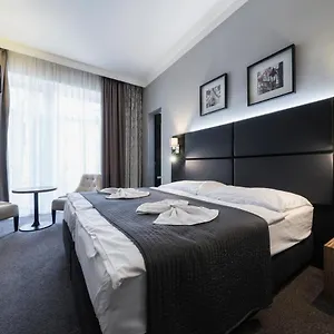 4* Hotel Noir